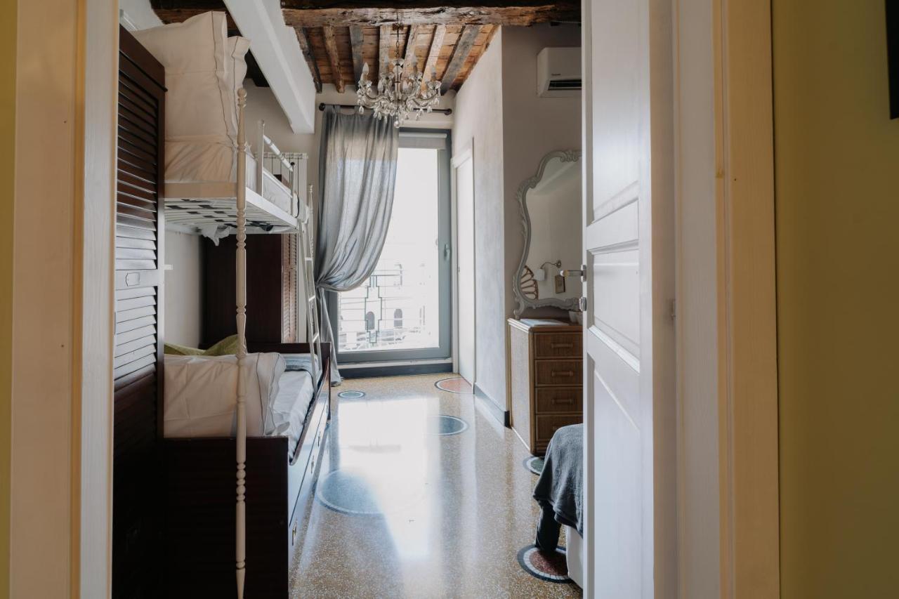 Le Stanze Del Piccadilly Hostel Genoa Exterior photo